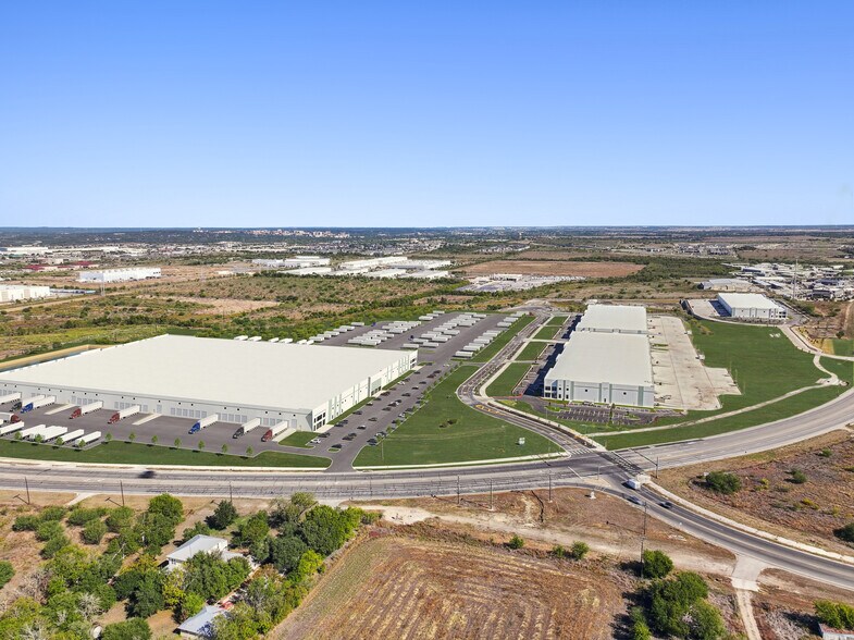 1600 E Mccarty Ln, San Marcos, TX à louer - Photo de l’immeuble – Image 2 sur 9