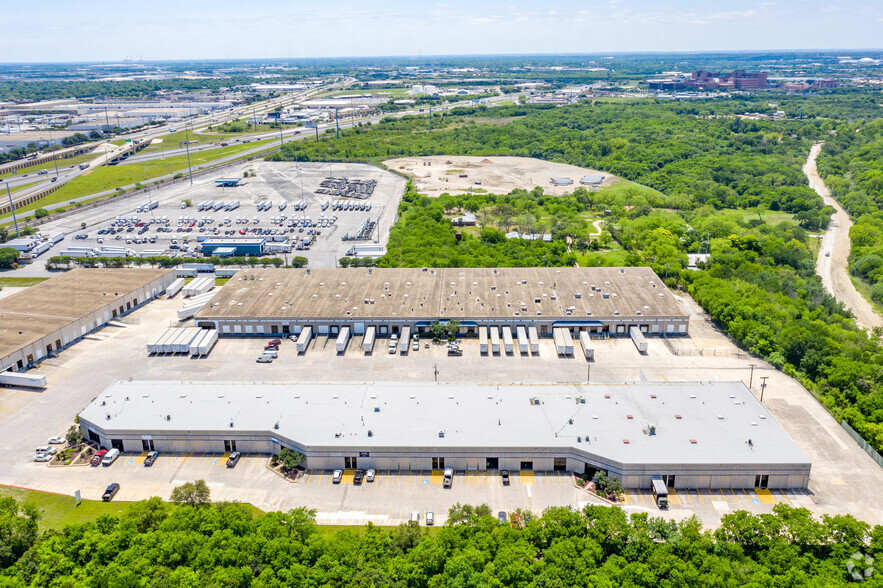 4400-4448 Tejasco, San Antonio, TX à louer - Photo de l’immeuble – Image 3 sur 4