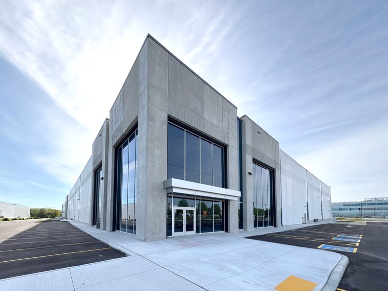112 E Beaver Creek Rd, Richmond Hill, ON à louer - Photo de l’immeuble – Image 1 sur 3