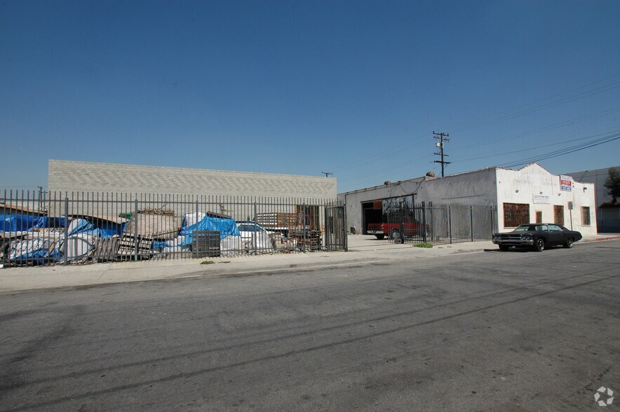 1861 E 66th St, Los Angeles, CA à louer - Photo de l’immeuble – Image 1 sur 3
