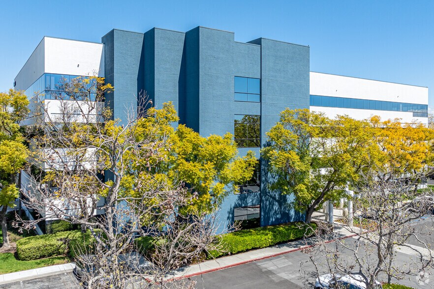 16700 Valley View Ave, La Mirada, CA à louer - Photo de l’immeuble – Image 1 sur 11