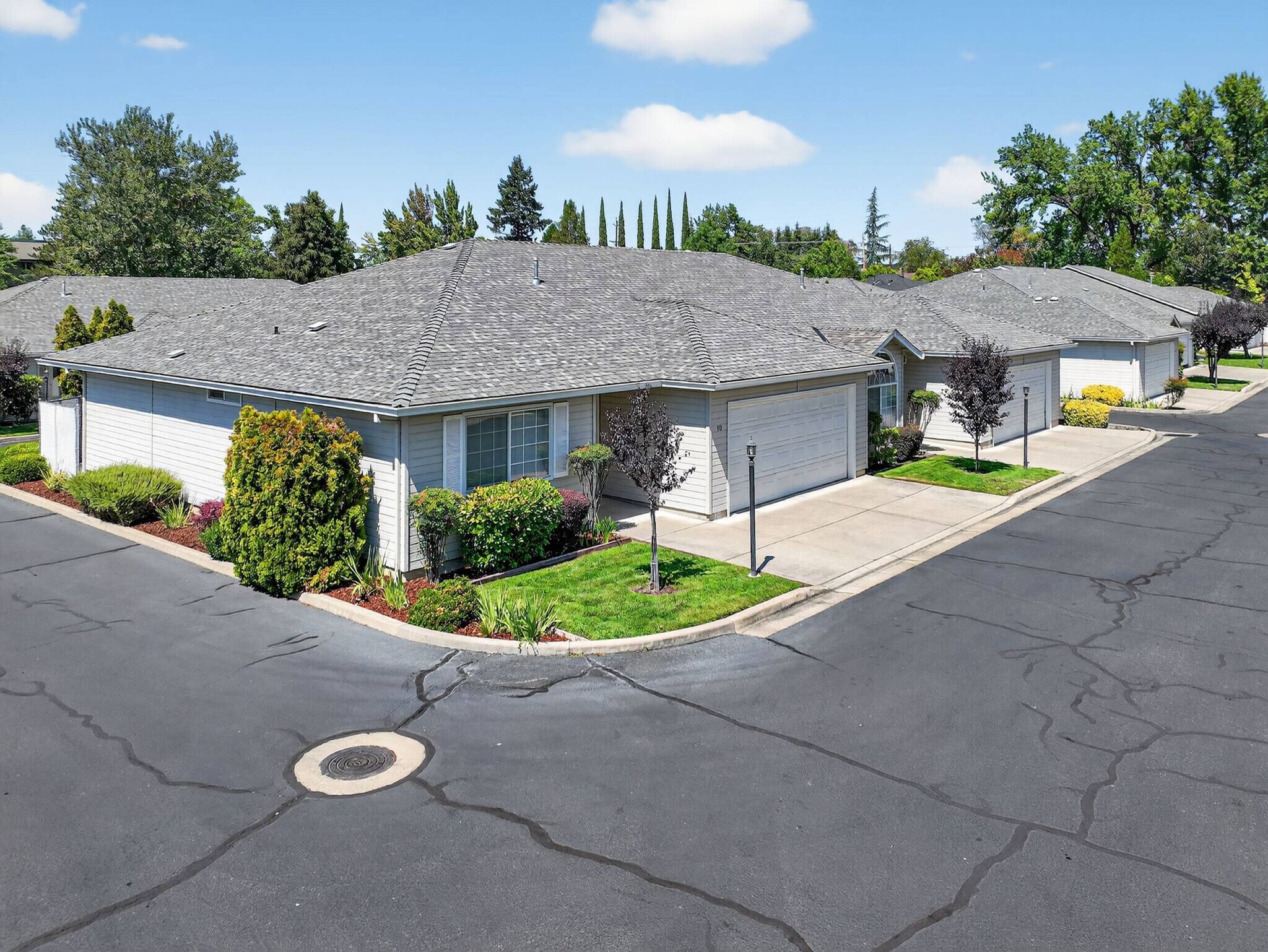 1221 Skeeters Ln, Medford, OR à vendre Photo principale– Image 1 sur 14