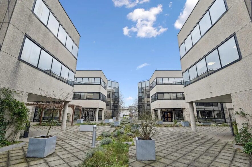 Local d’activités dans Nanterre à louer - Photo de l’immeuble – Image 2 sur 2