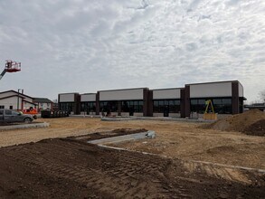 577 Crystal Point Dr, Crystal Lake, IL à louer Photo de la construction– Image 2 sur 2