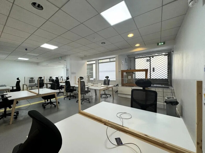 Local commercial dans Courbevoie à vendre - Photo de l’immeuble – Image 3 sur 8