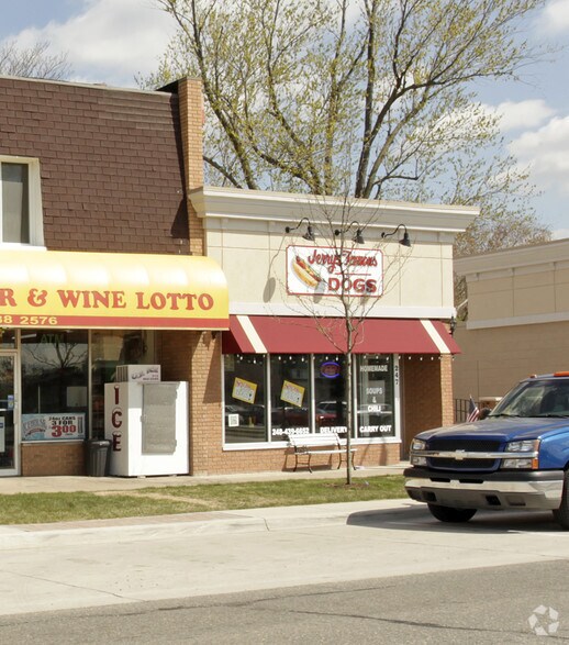 247 E 14 Mile Rd, Clawson, MI à vendre - Photo de l’immeuble – Image 2 sur 2