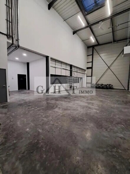 Bureau dans Grigny à louer - Photo intérieure – Image 2 sur 4