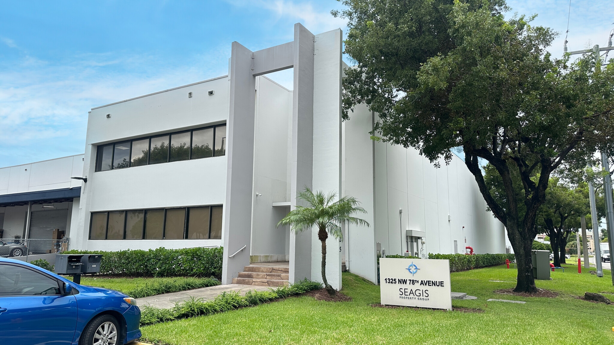 1325 NW 78th Ave, Doral, FL à louer Photo de l’immeuble– Image 1 sur 5