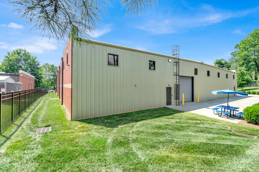 2311 Executive St, Charlotte, NC à vendre - Photo de l’immeuble – Image 3 sur 16