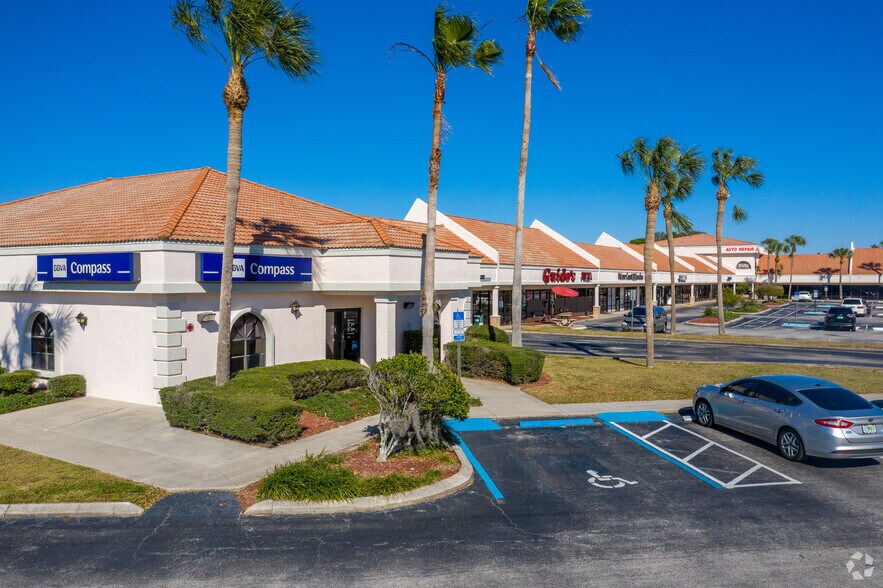 7285 Forest Oaks Blvd, Spring Hill, FL à louer - Photo principale – Image 1 sur 2