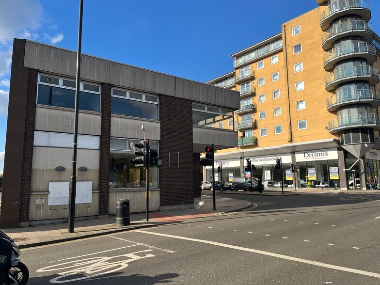 72-74 High St, Feltham à louer - Photo de l’immeuble – Image 3 sur 3