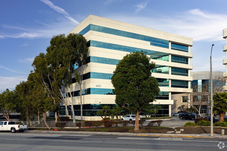 4510 E Pacific Coast Hwy, Long Beach, CA à vendre - Photo de l’immeuble – Image 2 sur 6