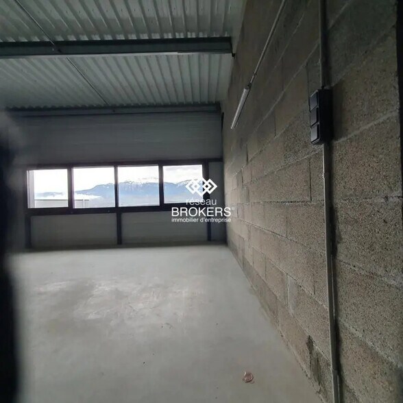 Local d’activités dans Voiron à louer - Photo de l’immeuble – Image 2 sur 4