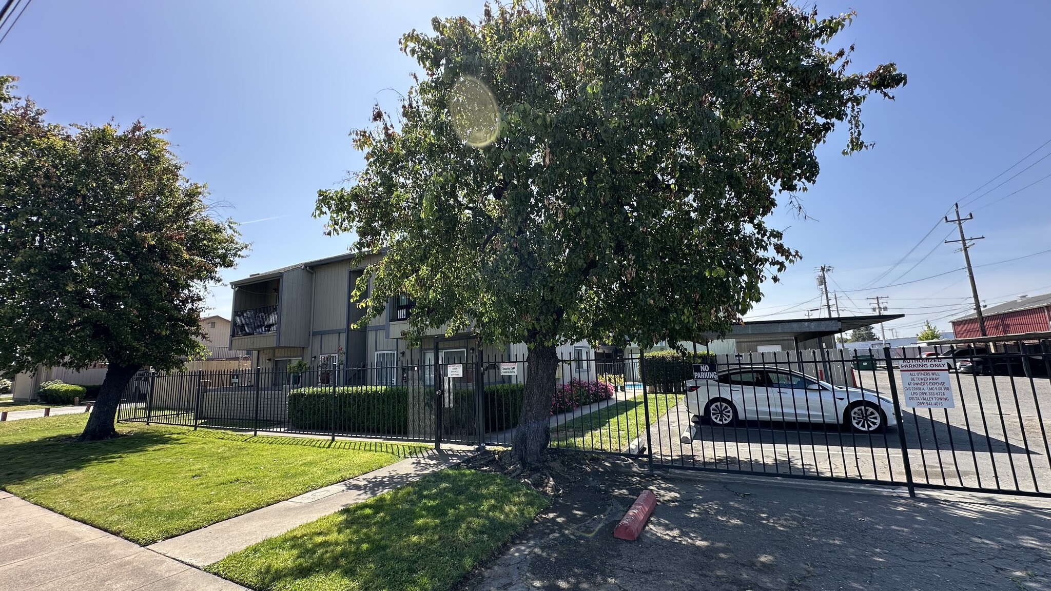 610 E Pine St, Lodi, CA à vendre Photo de l’immeuble– Image 1 sur 20