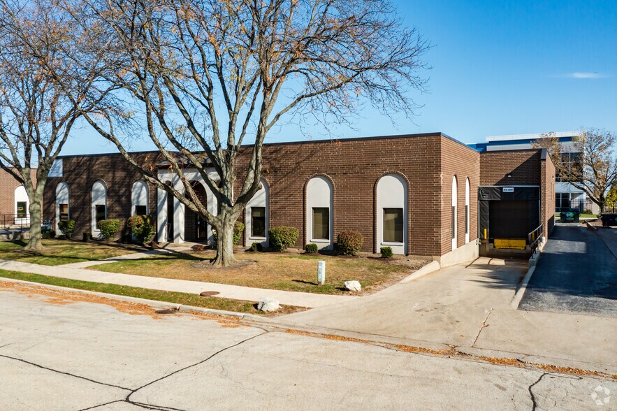 221-225 Stanley St, Elk Grove Village, IL à louer - Photo de l’immeuble – Image 2 sur 5