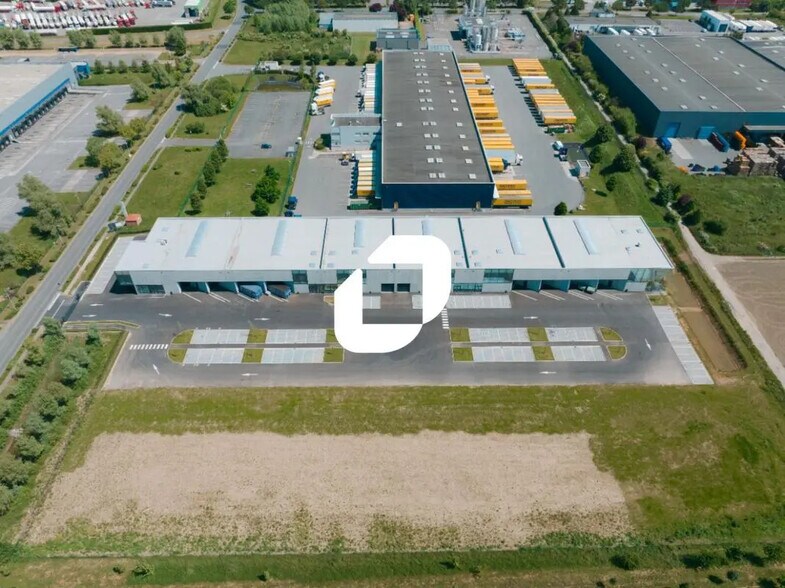 Local d’activités dans Carvin à louer - Photo de l’immeuble – Image 2 sur 5