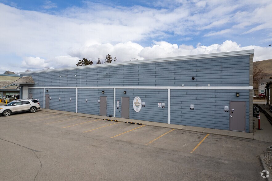 185 1st St E, Cochrane, AB à louer - Photo de l’immeuble – Image 3 sur 5