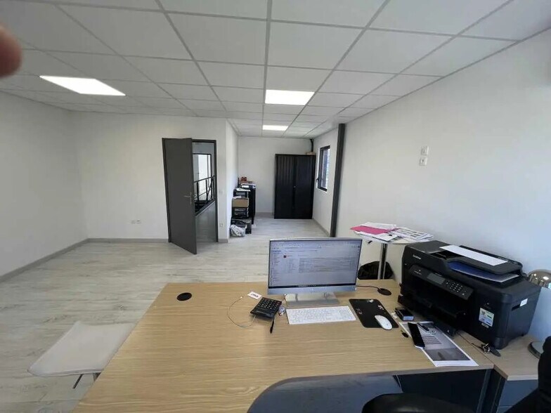 Local d’activités dans Givors à louer - Photo intérieure – Image 2 sur 3