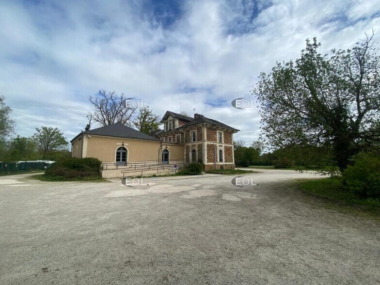Local d'activités dans Villeneuve-le-Comte à vendre - Photo de l’immeuble – Image 1 sur 29