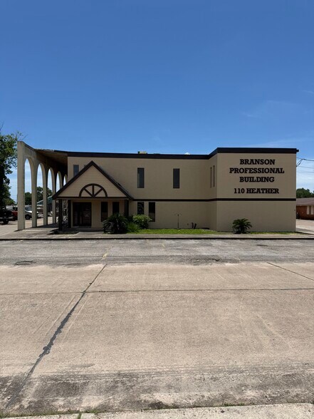 110 Heather Ln, Lake Jackson, TX à vendre - Photo de l’immeuble – Image 2 sur 3