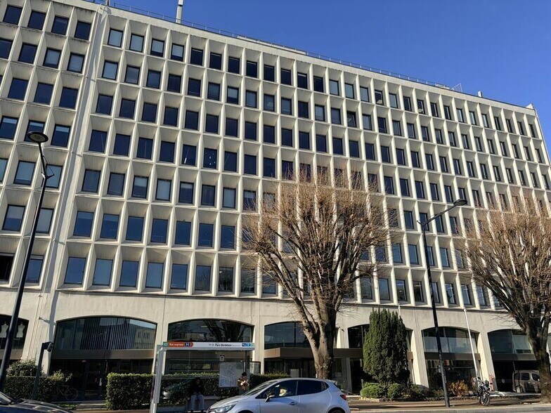 353 Boulevard Du Président Wilson, Bordeaux à louer - Photo de l’immeuble – Image 2 sur 14
