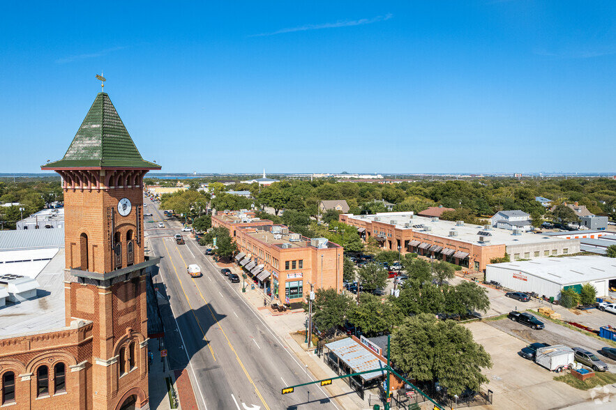 611 S Main St, Grapevine, TX à louer - Aérien – Image 2 sur 8