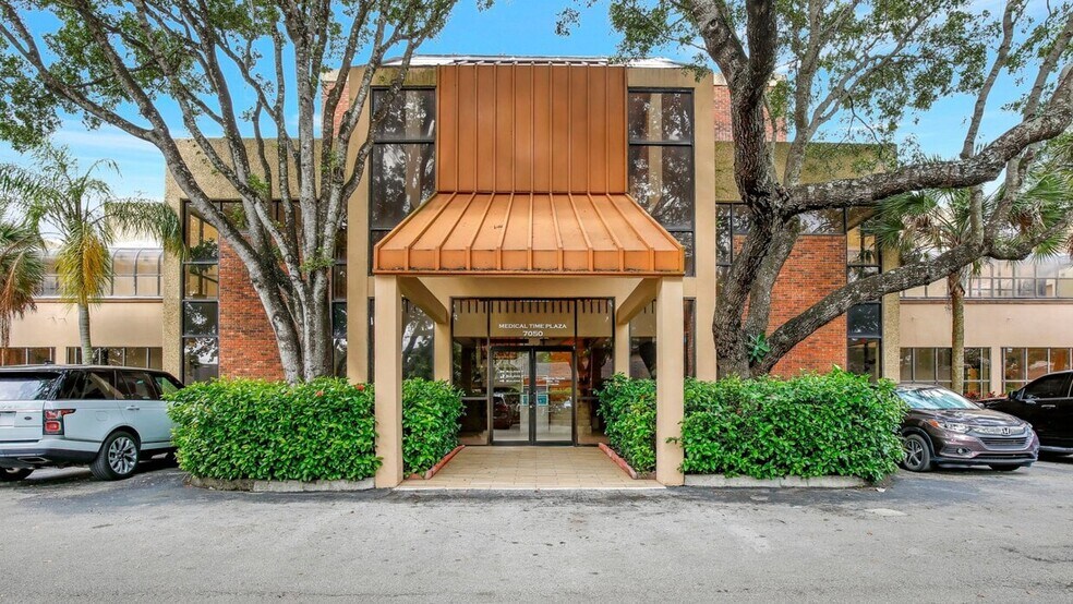 7050 NW 4th St, Plantation, FL à louer - Photo de l’immeuble – Image 1 sur 7