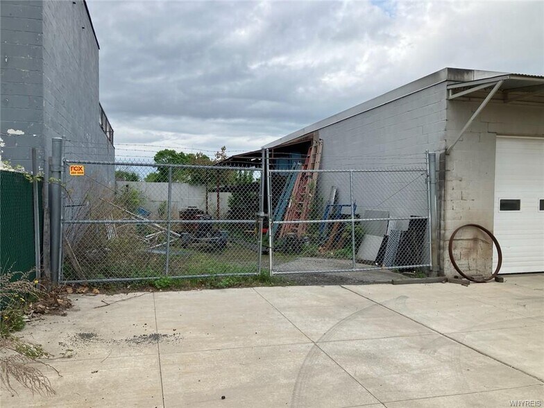 2543 Seneca Ave, Niagara Falls, NY à vendre - Photo de l’immeuble – Image 3 sur 12
