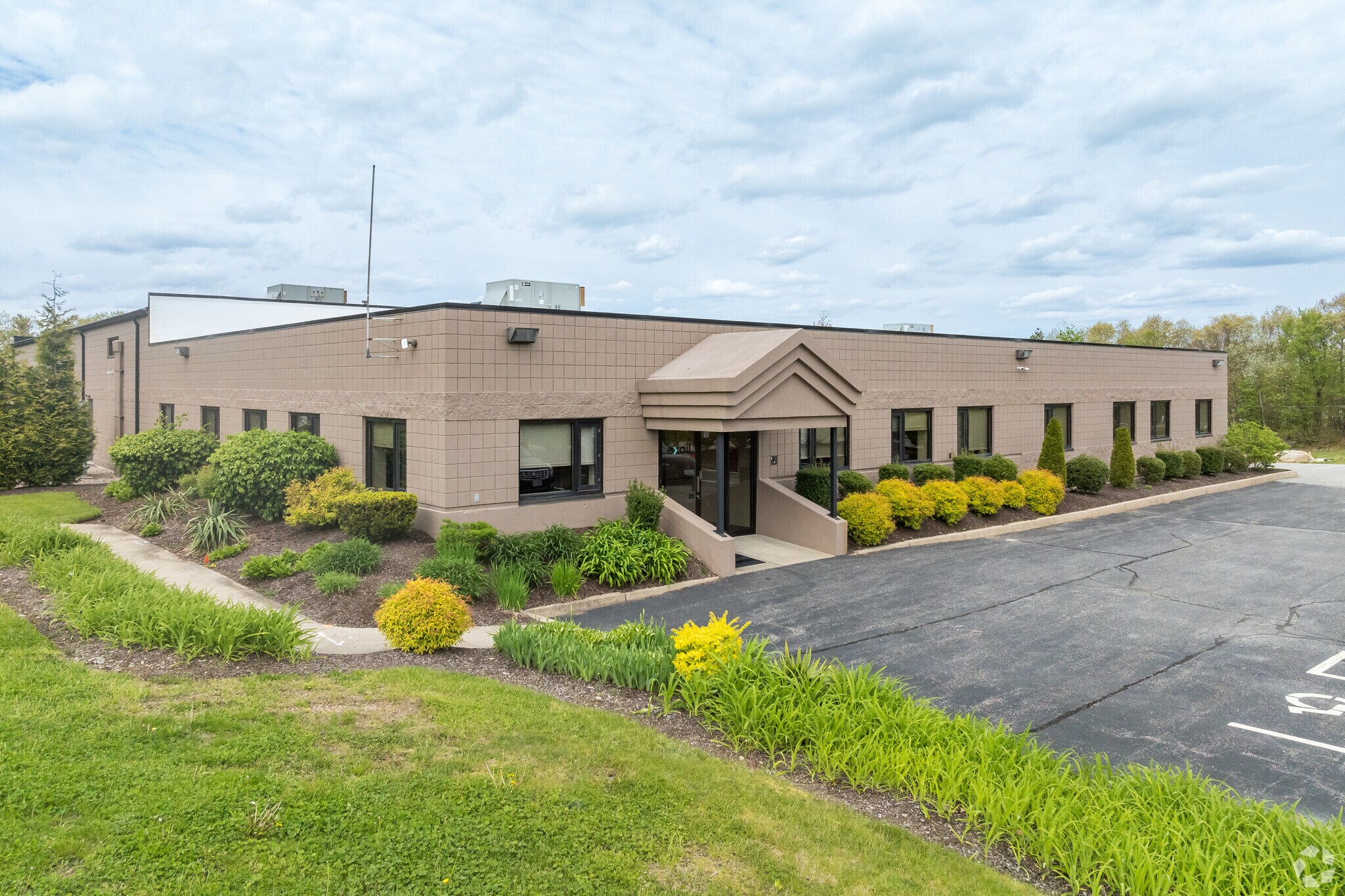 27 Wellington Rd, Lincoln, RI à louer Photo de l’immeuble– Image 1 sur 10