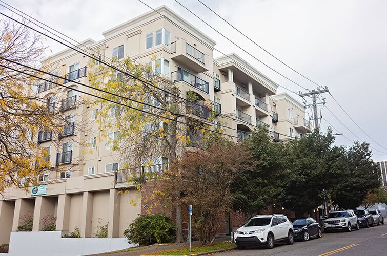 315 1st Ave W, Seattle, WA à louer Photo de l’immeuble– Image 1 sur 39