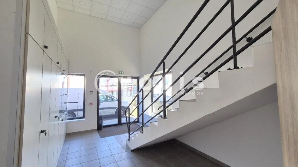 Local d’activités dans Chanteloup-en-Brie à louer - Photo de l’immeuble – Image 3 sur 9