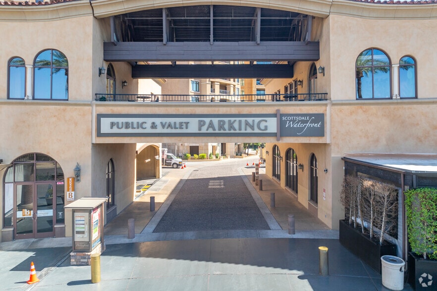 7135 E Camelback Rd, Scottsdale, AZ à louer - Photo de l’immeuble – Image 3 sur 6