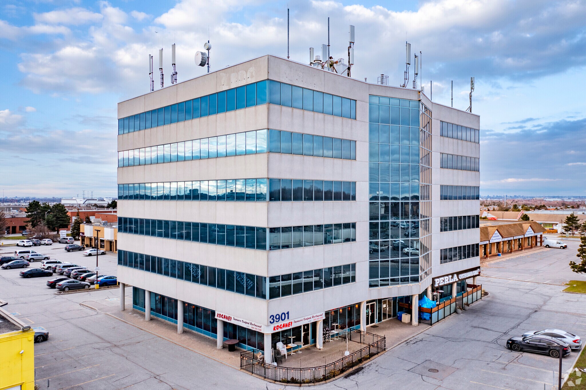 3901 Hwy-7, Vaughan, ON à louer Photo principale– Image 1 sur 7