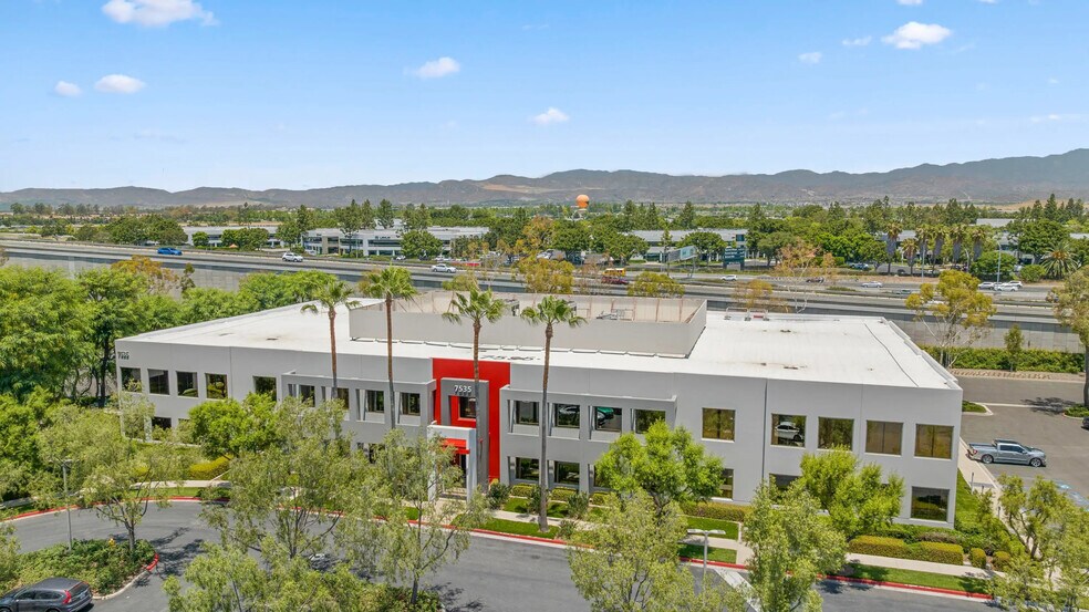 7525 Irvine Center Dr, Irvine, CA à louer - Photo de l’immeuble – Image 3 sur 8