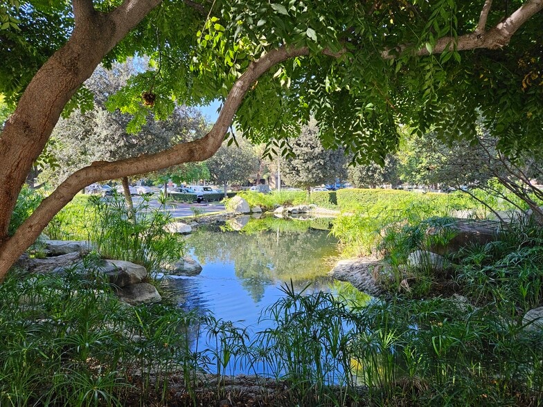 1528 Brookhollow Dr, Santa Ana, CA à vendre - Photo de l’immeuble – Image 3 sur 10