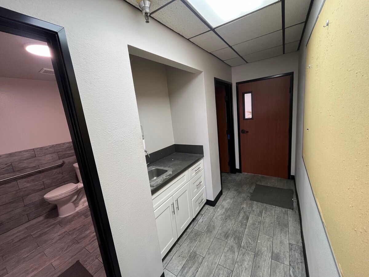832-834 W 9th St, Upland, CA 91786 - Lot 834 - - Photo intérieure - Image 1 of 7