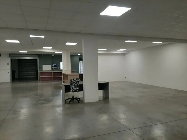 Plus de détails pour Local d’activités à vendre