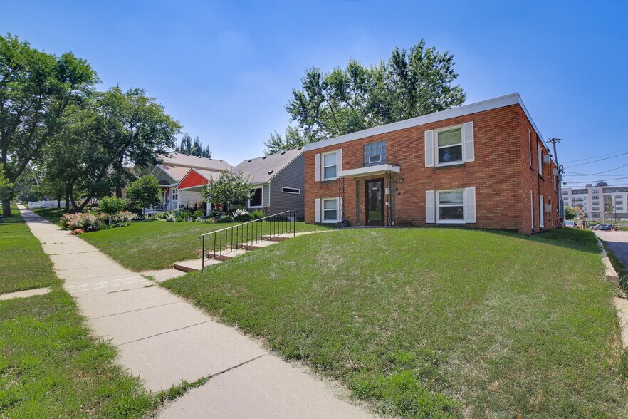 2236 Pinehurst Ave, Saint Paul, MN à vendre - Photo de l’immeuble – Image 2 sur 23