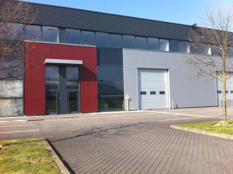 Local d’activités dans Élancourt à louer - Photo de l’immeuble – Image 1 sur 4