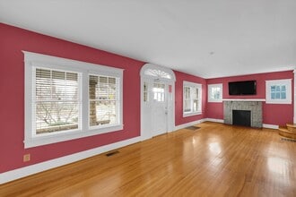 3208 College Dr, Louisville, KY à louer Photo intérieure– Image 1 sur 12