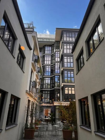 74 Rue Joseph De Maistre, Paris à louer - Photo de l’immeuble – Image 1 sur 20