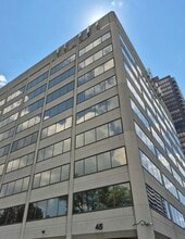 45 Sheppard Ave E, Toronto, ON à louer Photo de l’immeuble– Image 2 sur 2