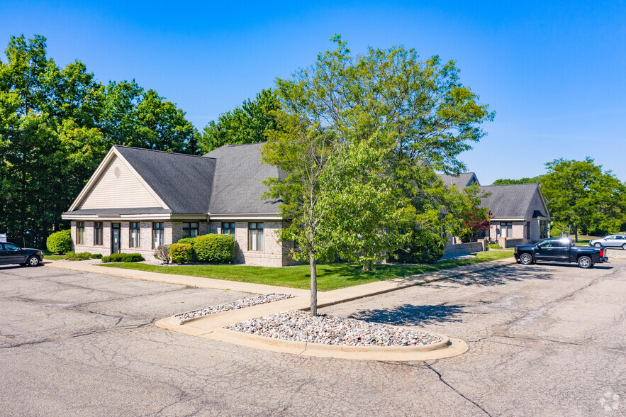 6639 Centurion Dr, Lansing, MI à louer - Photo de l’immeuble – Image 3 sur 5