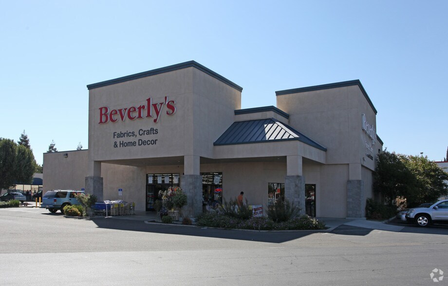 2013 Evergreen Ave, Modesto, CA à vendre - Photo de l’immeuble – Image 2 sur 4