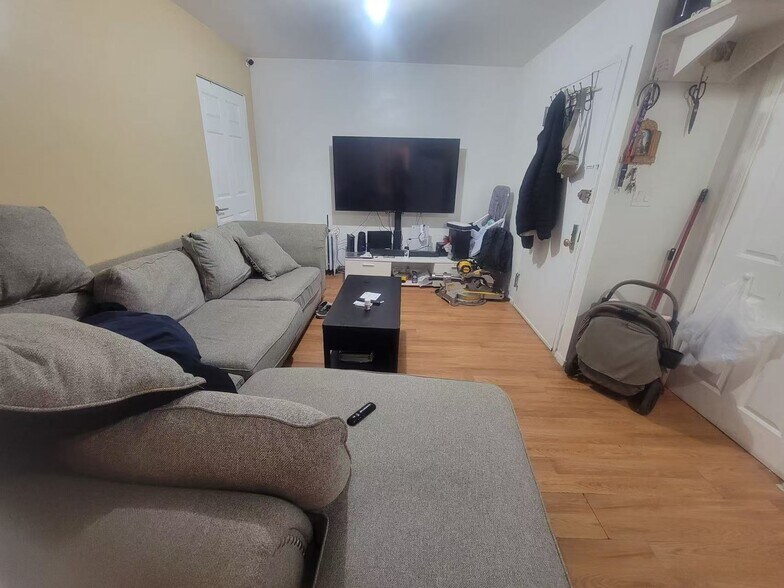 4512 111th St, Corona, NY à vendre - Photo de l’immeuble – Image 2 sur 8