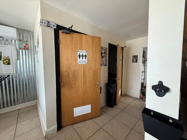 566 E Main St, Yadkinville, NC à louer - Photo de l’immeuble – Image 3 sur 8