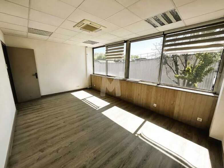 Bureau dans Lisses à louer - Photo de l’immeuble – Image 2 sur 12