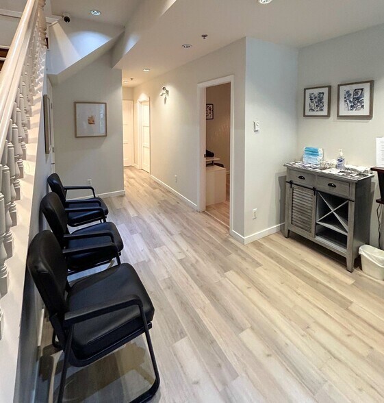 827 Hamilton St, Vancouver, BC à louer - Photo de l’immeuble – Image 2 sur 3