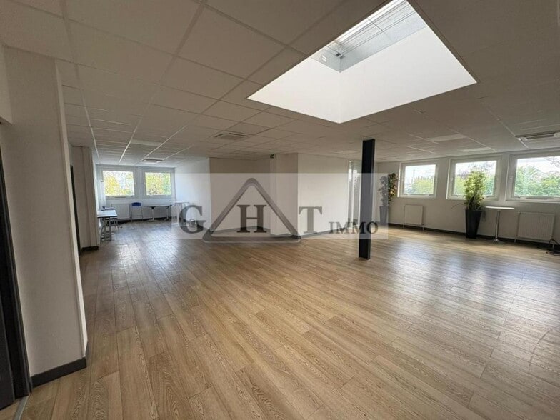 Bureau dans Vaux-le-Pénil à louer - Photo intérieure – Image 2 sur 12