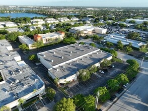 11921-12041 SW 144th St, Miami, FL à louer Photo de l’immeuble– Image 2 sur 3